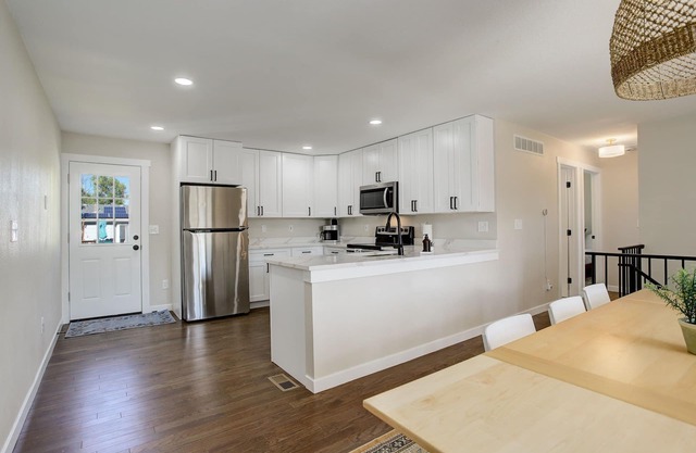 Remodeled 4 bedroom*Hot Tub* Pool Table