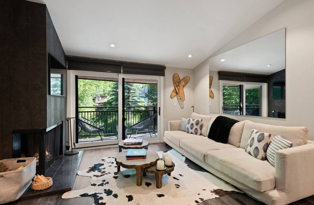 Remodeled Aspen Gem! 1 Block to Aspen Mtn, Balcony with Views, Wood FP, W/D, Parking & Walk to Town