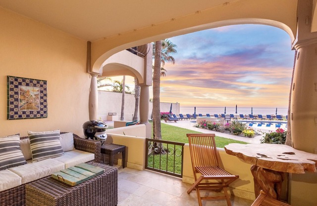 Remodeled Beachfront Ground Floor Surf Condo @Las Olas, Steps from the Pool/Sand