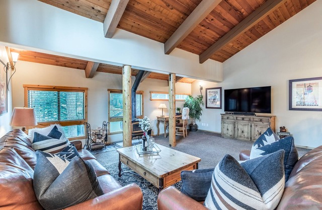 Remodeled Beautiful Cabin, Gas Grill. Near The Village & Trails, Complex Pool