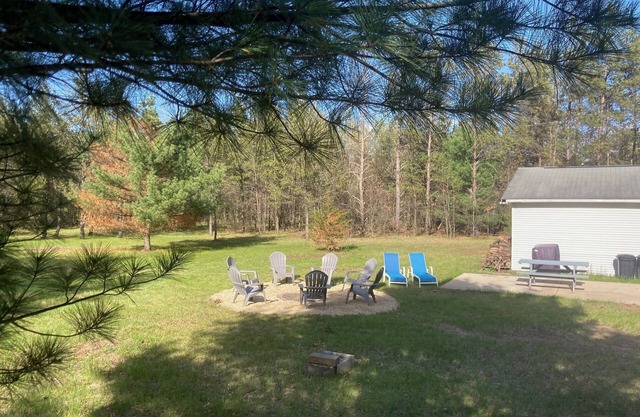 Remodeled cabin close to Castle Rock and Petenwell Lake, w/firepit, pet friendly