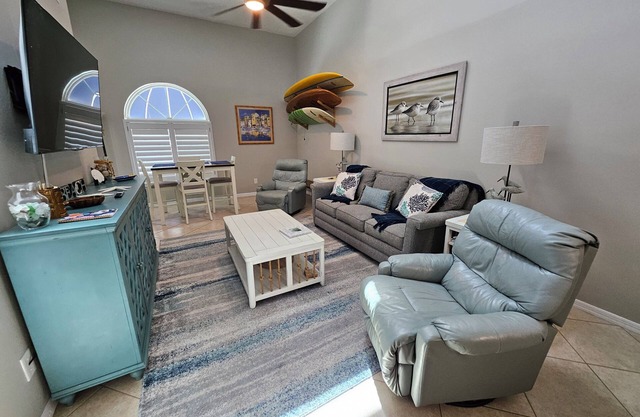 Remodeled Direct Oceanview Penthouse - Pool, Hot Tub, Beach Access, Sleeps 6