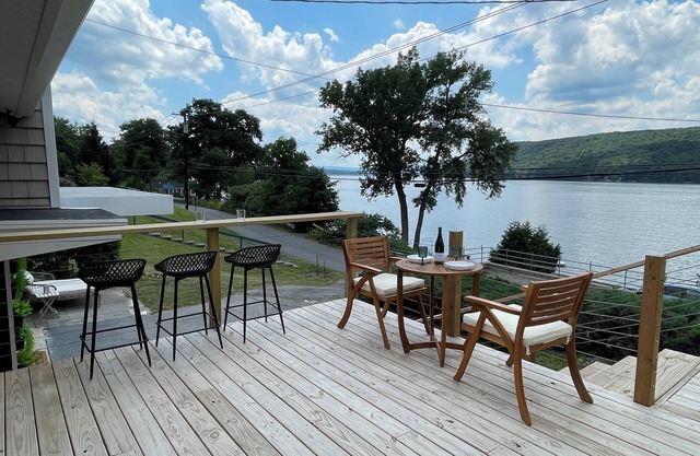 Remodeled family cottage with lake views close to wineries, hiking & tons more
