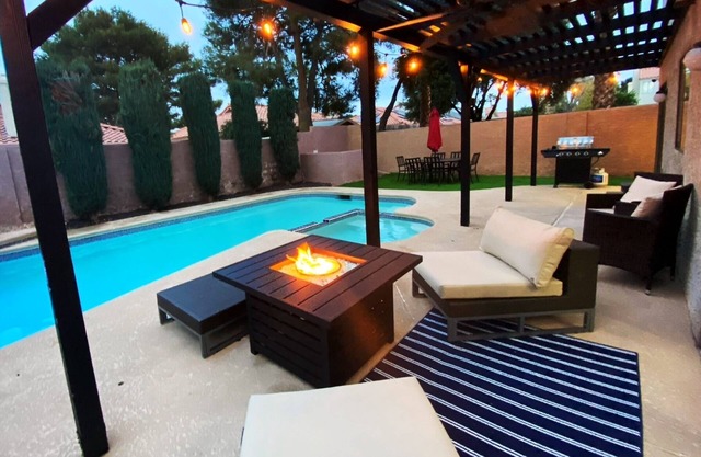 Remodeled Home w/Pool & Hot Tub close to strip!