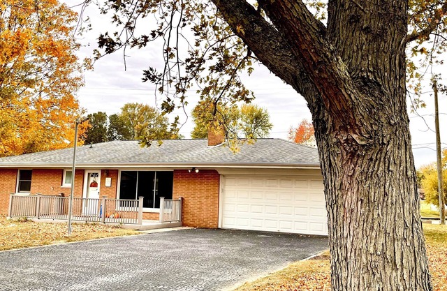 Remodeled Lakehouse “Healing Waters” 3-bedroom house w/WiFi & AC in Terre Haute