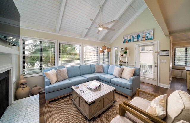 Remodeled Sealoft! Beautiful Lagoon/Golf Views! Close to Beach/Pools! Amenity Cards!