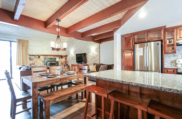 Remodeled, Spacious, Gas Grill & Laundry. Near Golf Course, Pool On-site