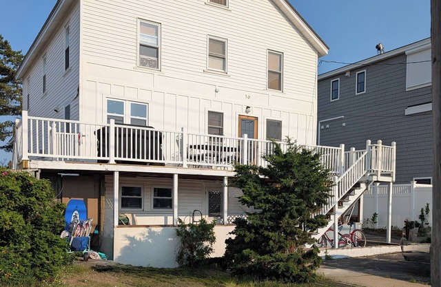 Reno'd 7-bedroom getaway steps from Hampton harbor 5 min walk to Seabrook Beach!