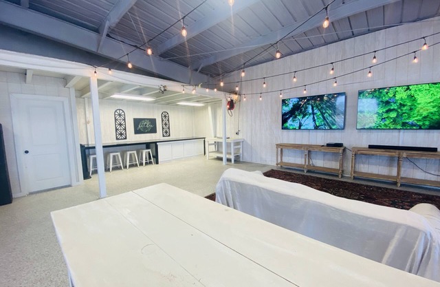 Renovated 1-3 bedroom barn house, minutes to town