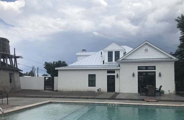 Renovated 1800's 4bd home, 3blk to dwtn, Private Pool, 2 jetted tubs, 2 patio's