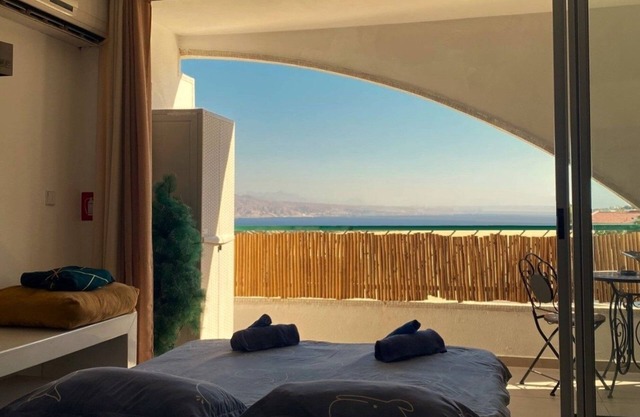 Renovated 2-Room Seaview Apt Free Parking Clean & Fully Equipped