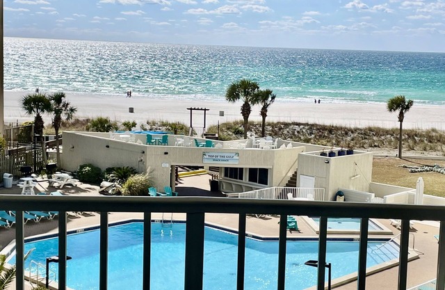 Renovated 2022 Oceanfront Studio TOG BEACHCHAIRS UMBRELLA thru October