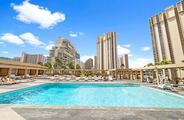 Renovated Ala Moana 1BR Suite| Balcony & City Views