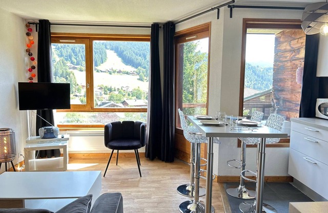 Renovated Apartment, Walking Distance to Slopes, South-West Balcony, Comfort Amenities