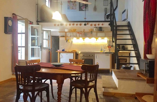 Renovated apartment with terrace in the historic heart of Uzes.