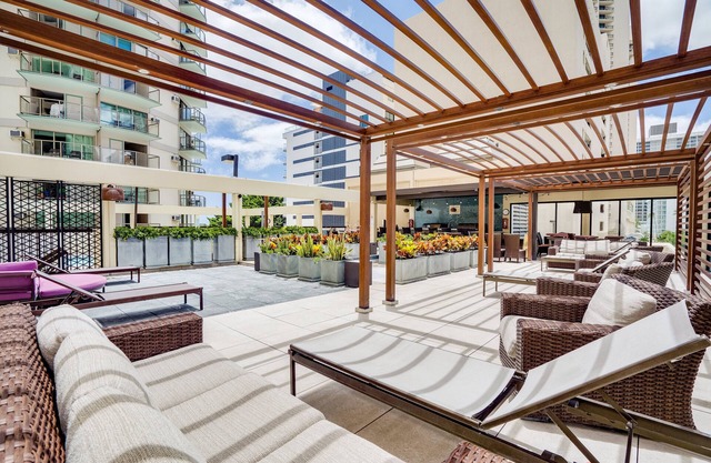 Renovated Central 10th Floor Oceanfront Waikiki Apartment w/Amenities