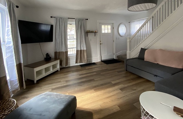 Renovated Central 3 BDRM 2 BTH Home 5 Mins to MSU