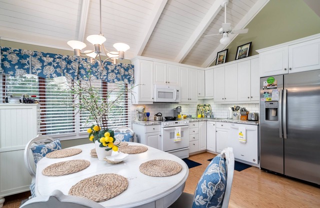 Renovated Cottage w/Golf Views! Close to Beach, Neighborhood Pool! Amenity Cards Available!