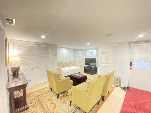 Renovated English Basement 2bdrm Home near METRO