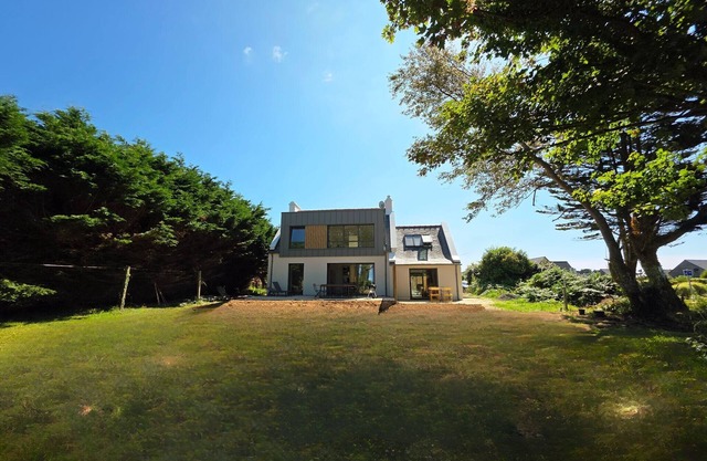 Renovated house 300 m from the beach and the GR34