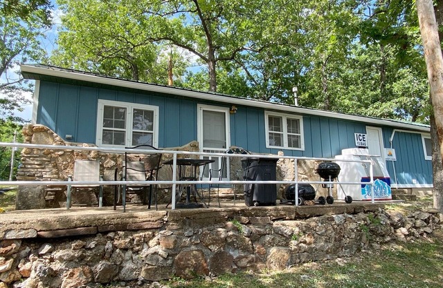 Renovated lakeside cabin with swimming pool & resort amenities!