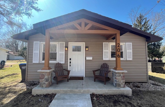 Renovated W/HOT TUB Perfect Winona Lake Location