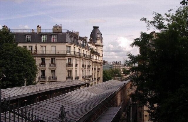 Rental 2 bedroom apartment standing near Eiffel tower .