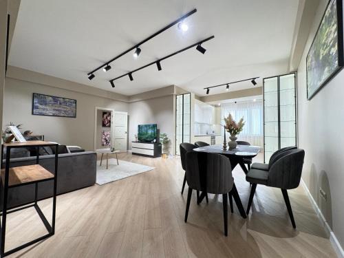 RentNow New Lux 3 Bedrooms Apartment with Balcony