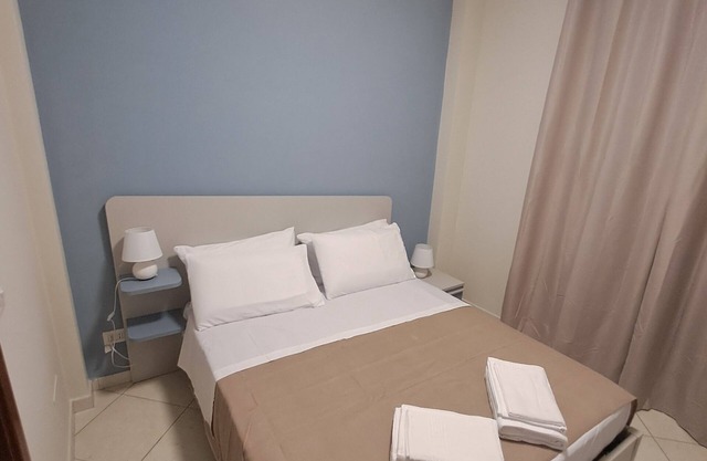 RENTS ROOMS GOLD COZY FACILITIES IN THE CENTER OF BARLETTA