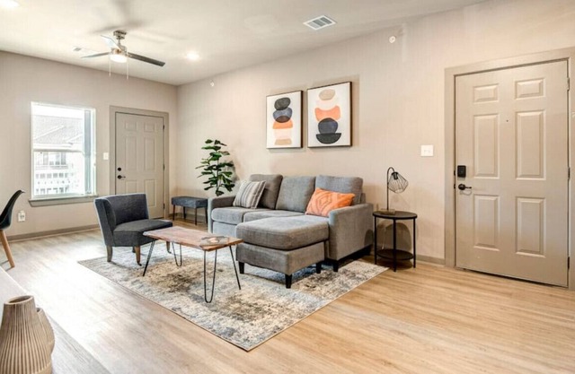 Resheda - E5 · CozyCypress 2/2 Apt, Full Kitch, W/D, FreeParking!