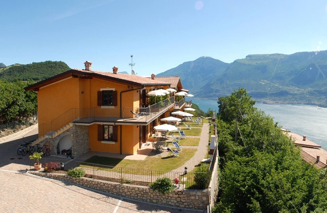 Residence Garden: Three-room apartment with balcony and lake view