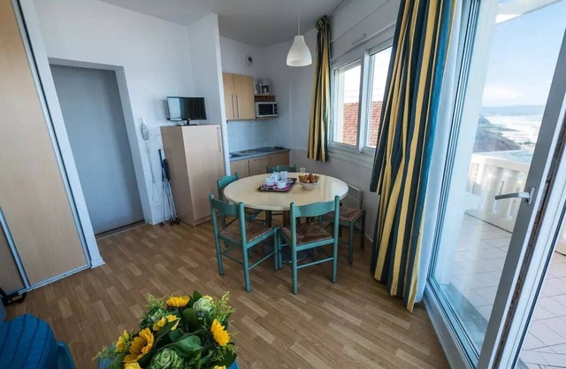 Residence Sea Golf Eugenie People Side