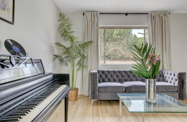 Resort Style 4 bedroom House with Pool Minutes from Strip