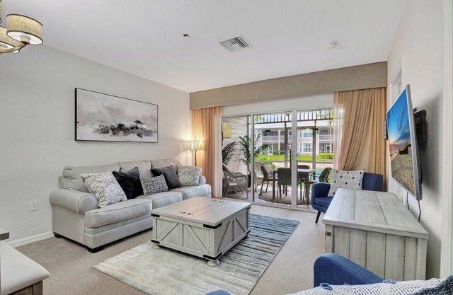Resort Style Condominium Community at Lely GreenLinks Golf Villas