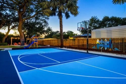 Resort-Style Oasis Pool Mini Golf Playground