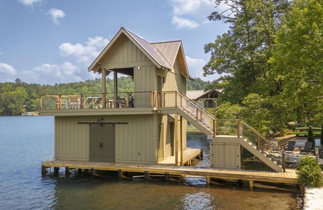 Rest Ashored - Fantastic Lake Burton home 250 yard walk/ride to lake &