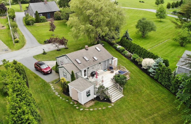 Restful,SUNNY Cottage in the midst of it all - BEACHES,RESTAURANTS,SHOPPING etc!