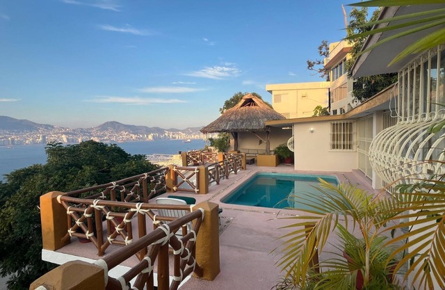 Resting villa overlooking Acapulco Bay