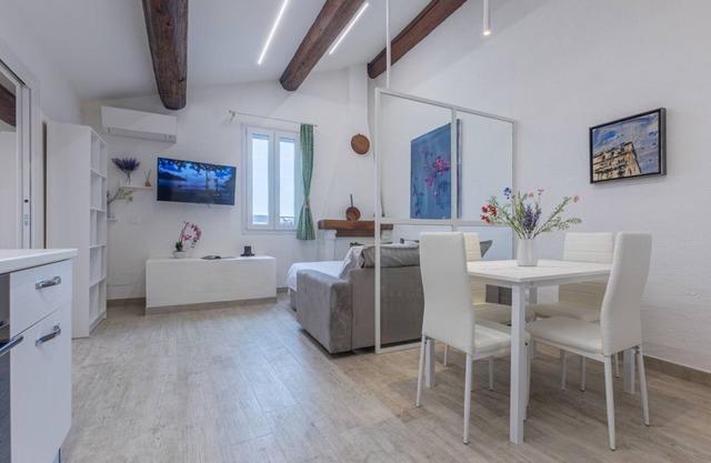 Retreat Blanket! Near Estense Castle