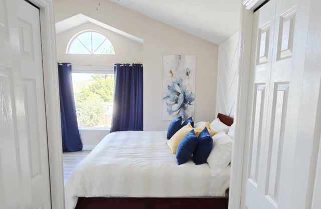 Retreat by Westwood Lake- Sleeps 4 adults plus your kids!