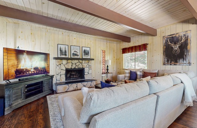 Retreat with gas grill, large deck, wood fireplace, lake access & AC