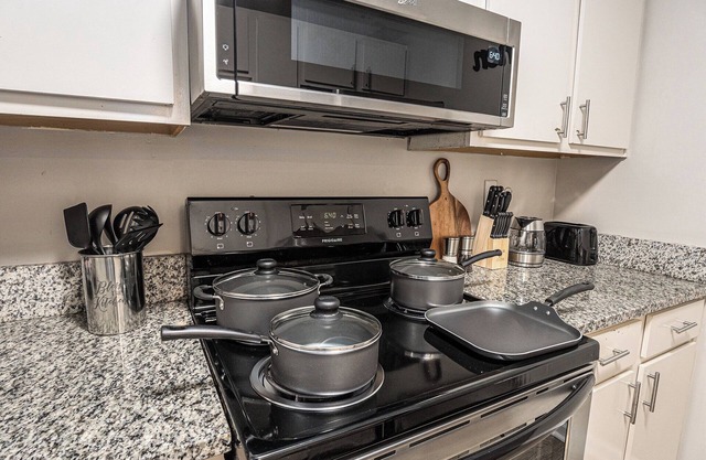 Retro Charm, Modern Comfort - Minutes from BHM!