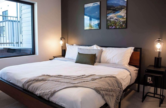 Revelstoke Vacations, Birdies and Bears, condo with private hot tub