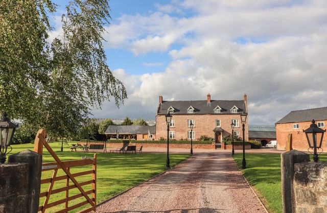 RHANDREGYNWEN HALL, family friendly, with hot tub in Four Crosses