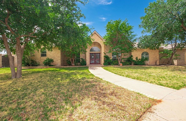 Right at Home-Midland Sprawling Ranch House with Pool Cabana and Playground