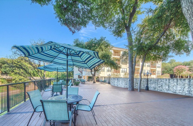 Right on the Comal and across from Schlitterbahn! Pool and river access!