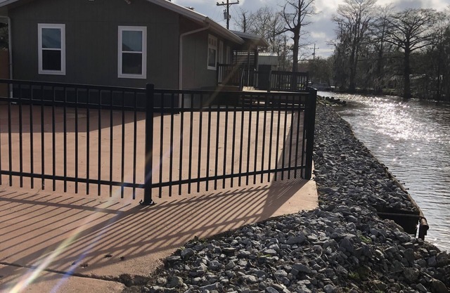 Right on the water! 3 Bedroom House, large deck, next to a kayak launch!