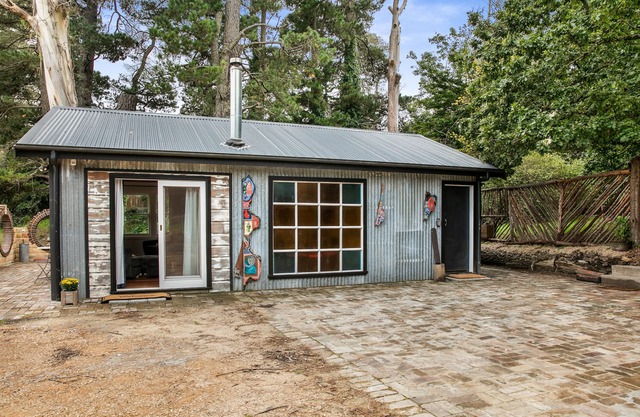 Riley's Retreats - Eclectic Mountain Cabin