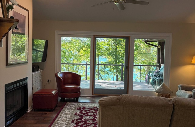 Ripple Retreat Lake Front 3 BD 2.5 bathrooms, Private Boat Dock with Kayaks.