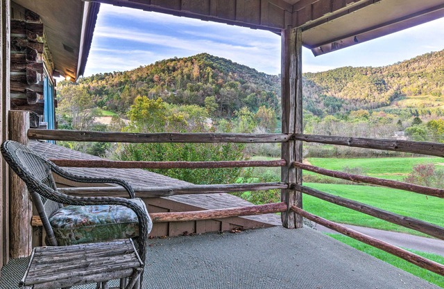 River Access + Mtn Views: Cullowhee Lodge!